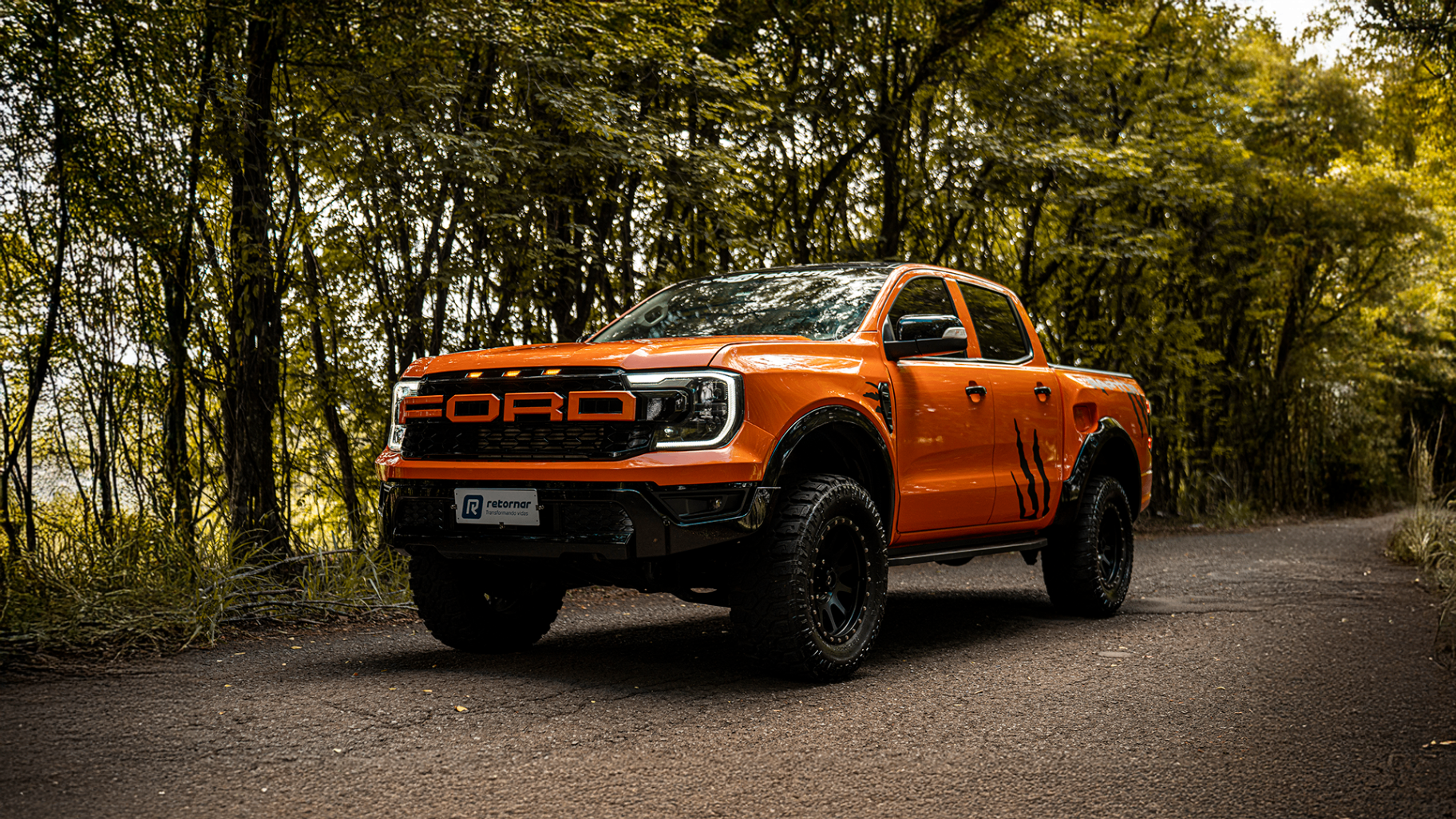 Ford Ranger Limited estacionada em estrada